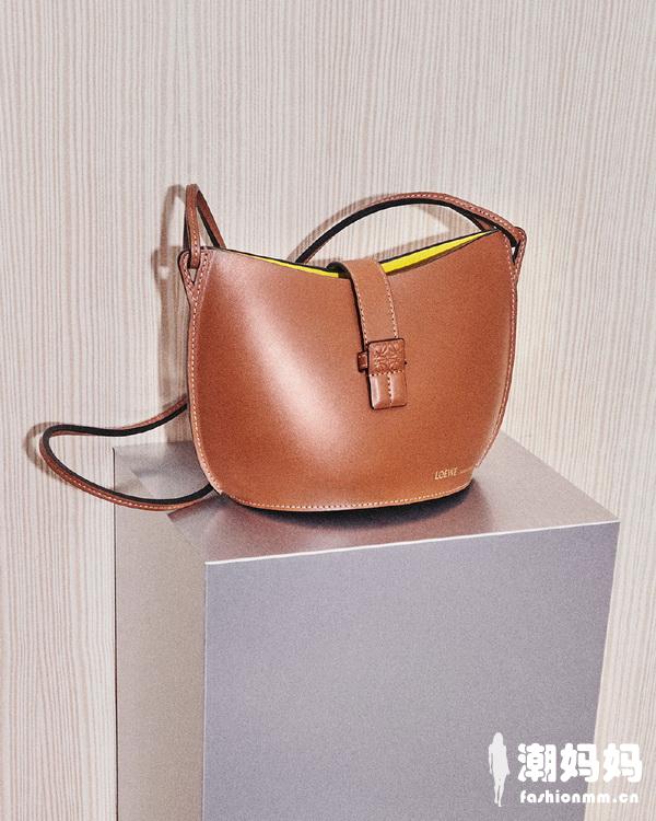 LOEWE的多样触感，粒面Amazona手袋